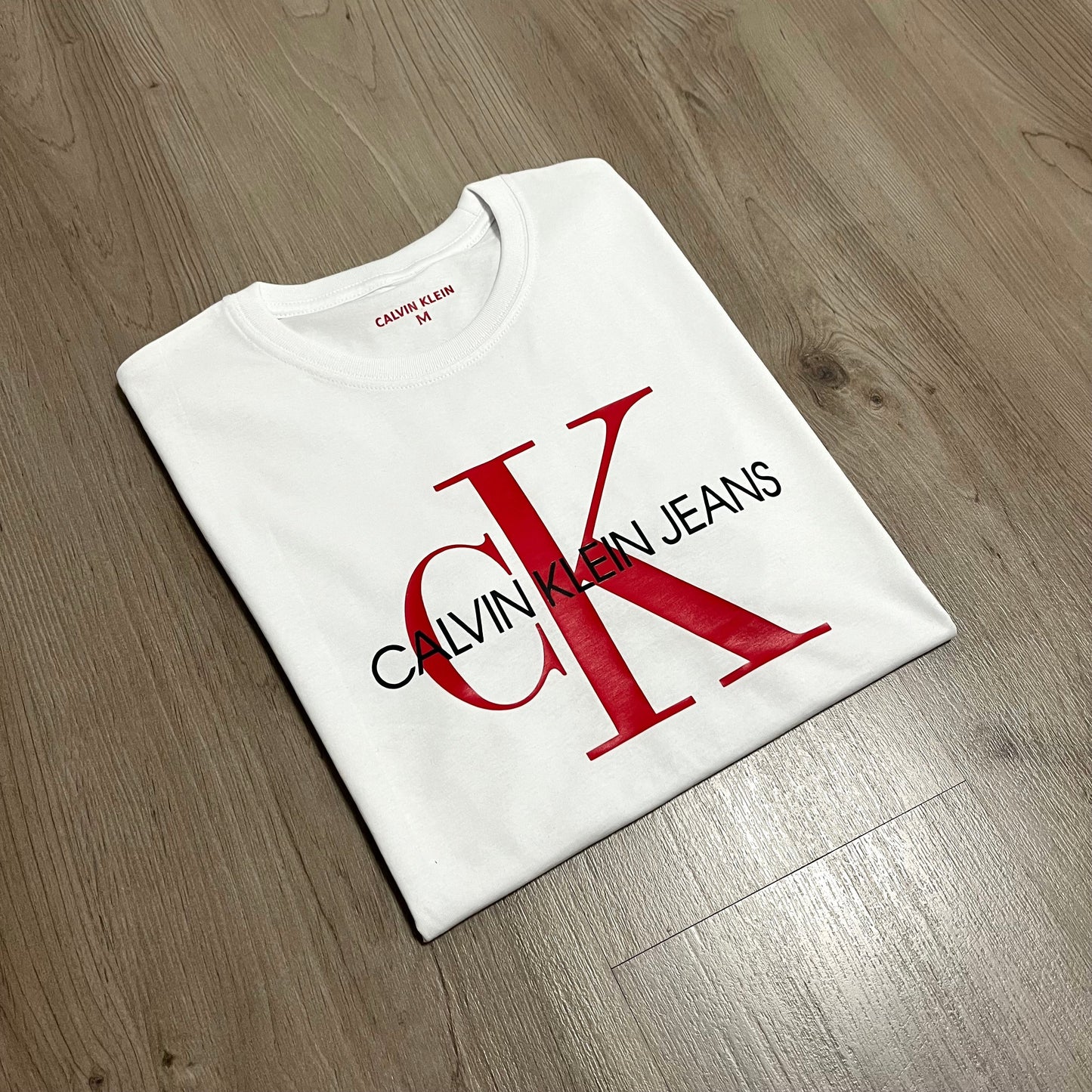 CAMISETA CALVIN KLEIN JEANS MAYUSCULA CK RED