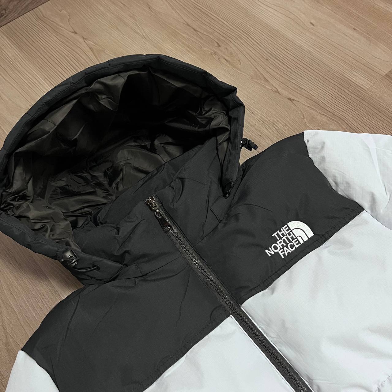 CHAQUETON NORTH GRIS CLARO BORDADO
